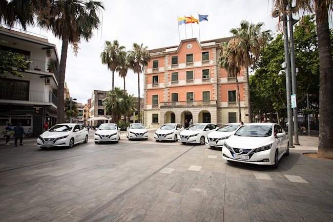Nissan entrega ocho vehículos eléctricos Leaf al Ayuntamiento de Castelldefels (Barcelona)