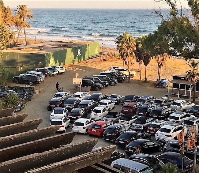 El sol y la arena pueden dañar la pintura del coche en verano, reduciendo hasta un 5% su coloración