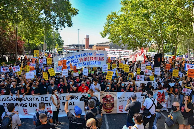 Miles de empleados de Nissan exigen ante el Congreso "implicación política" para las plantas catalanas