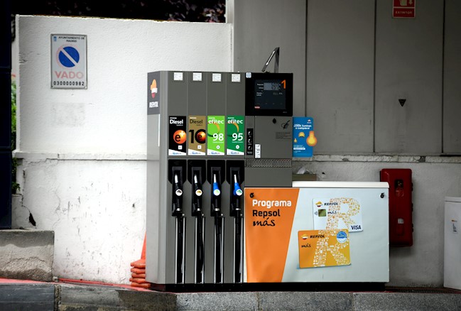 Equiparar el diésel a la gasolina incrementaría la recaudación en 2.400 millones, según la AIRef