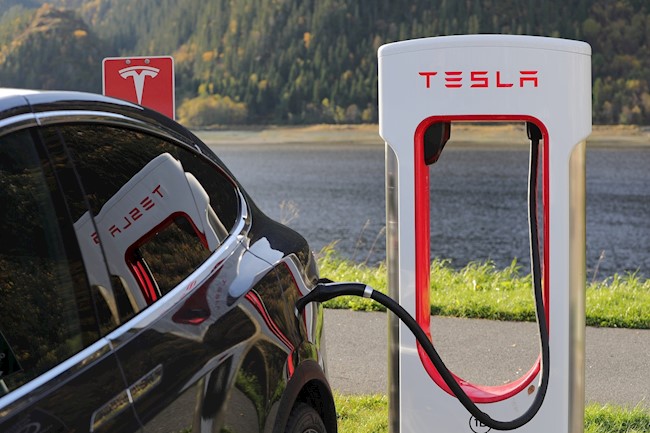 Uno de cada cinco coches eléctricos vendidos en todo el mundo en el primer semestre era un Tesla