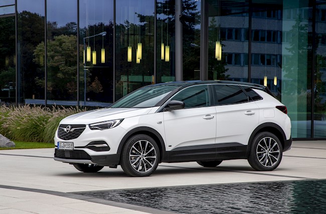 Opel produce en Alemania el primer Grandland X híbrido enchufable con tracción delantera