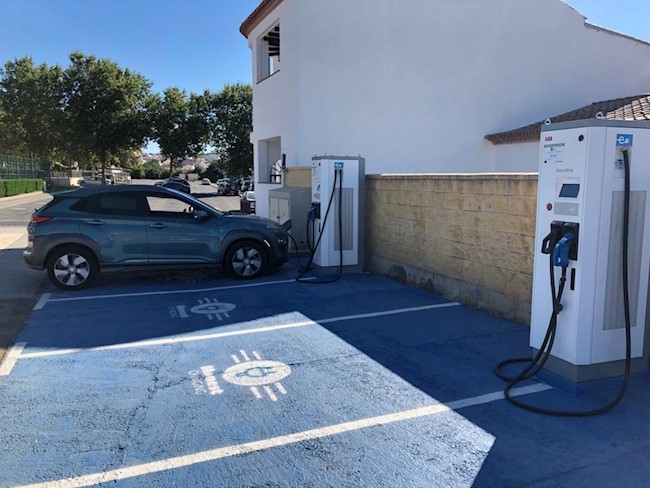 El precio medio de un coche eléctrico es un 54% mayor que su alternativa de motor convencional
