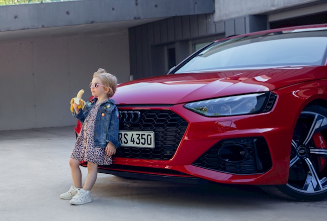 Audi se disculpa por una imagen publicitaria "insensible" de una niña apoyada en un coche