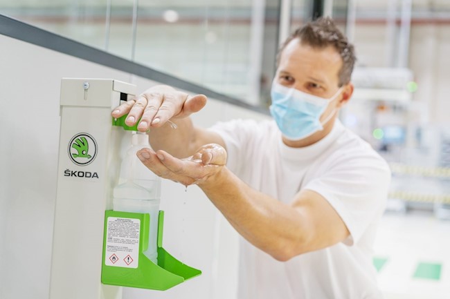 Skoda ofrece pruebas PCR a sus empleados checos para prevenir la expansión del coronavirus