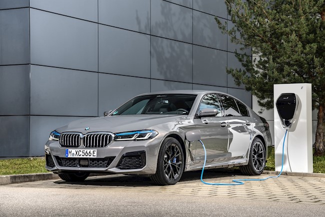 BMW añade otra mecánica híbrida enchufable a su Serie 5, con hasta 394 caballos