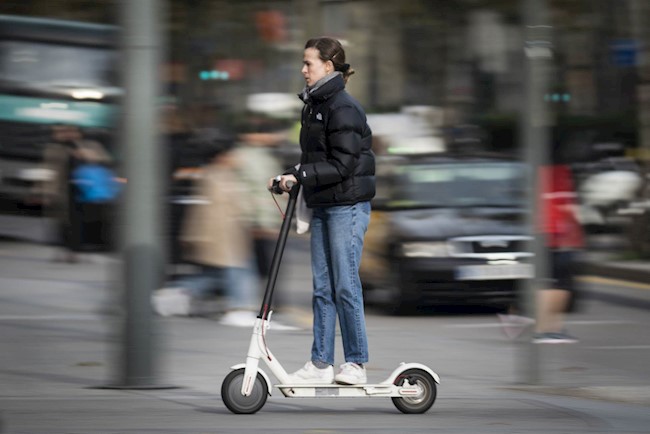 Evitar contagios y el ahorro, entre las ventajas de utilizar bicis y patinetes eléctricos en verano