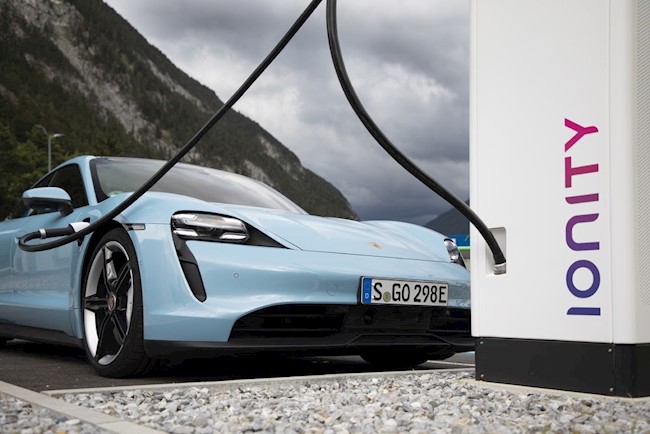 Porsche lanzará en octubre la renovación del Taycan con nuevo Head-Up Display y funciones bajo demanda