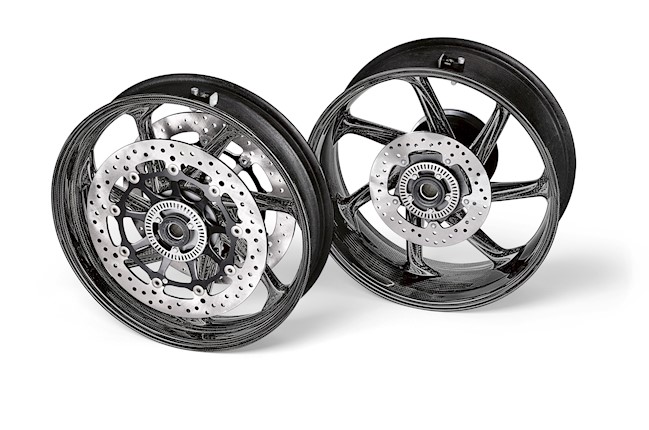 BMW Motorrad incorpora llantas de fibra de carbono en la BMW S 1000 RR para reducir el peso