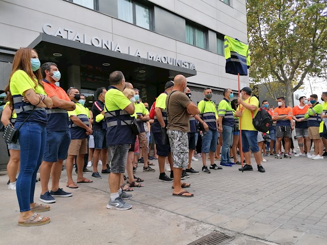 Trabajadores de Acciona se concentran por el arranque de las negociaciones del ERE