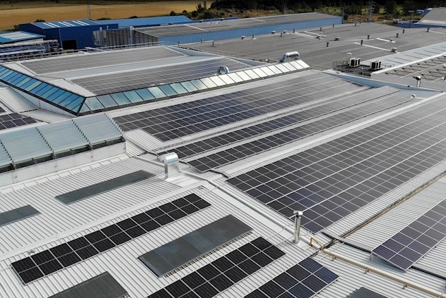 Grupo Antolin instala paneles fotovoltaicos en su sede para reducir sus emisiones de CO2