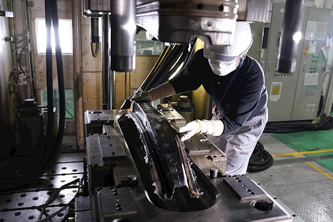 Nissan utilizará piezas de fibra de carbono en su gama de modelos para reducir peso