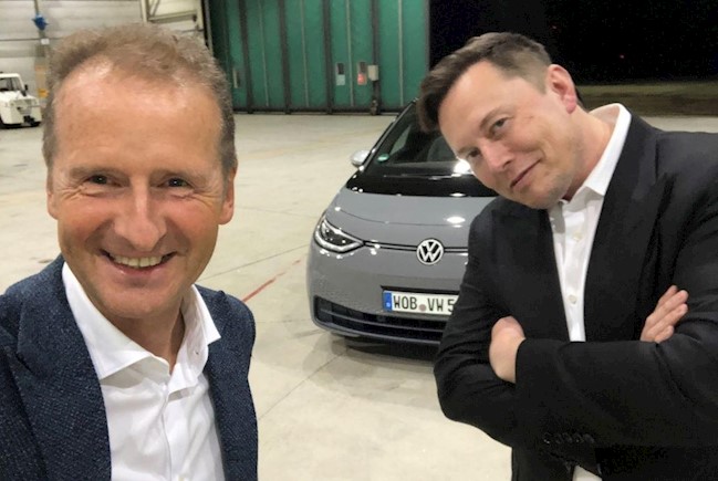 Elon Musk (Tesla) y Herbert Diess (Volkswagen) intercambian papeles y prueban coches de la competencia