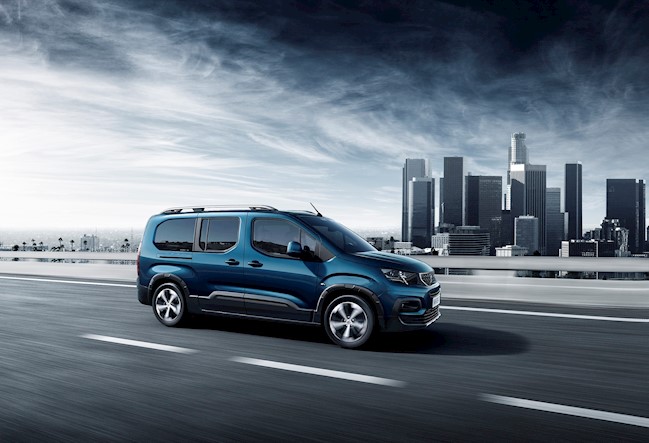 Peugeot equipa con colchones y mesa plegable la versión camper del 'español' Rifter