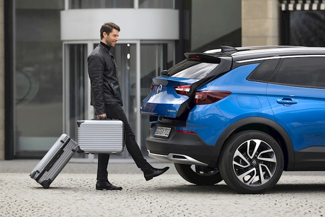Opel incorpora el portón eléctrico manos libres en su gama de vehículos familiares