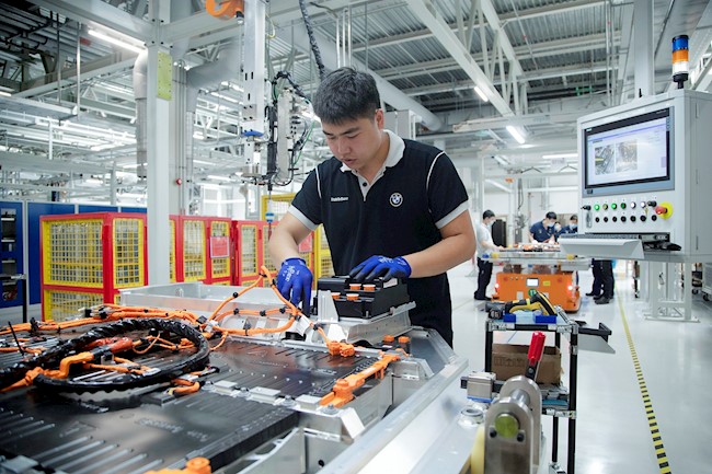 La 'joint venture' de BMW en China amplía la producción de baterías para el iX3