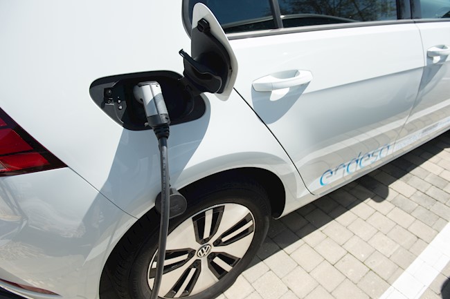 Endesa y Athlon (Daimler) se alían para ofrecer un renting eléctrico que incluye el punto de recarga