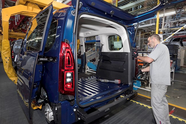 El automóvil acumula un superávit comercial de más de 4.000 millones hasta julio, un 64,5% más