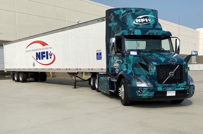 La empresa de transportes NFI comienza las pruebas del camión eléctrico VNR de Volvo