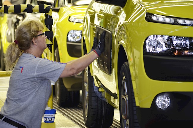 La producción de vehículos en España cae un 28% en agosto y un 33% en lo que va de año