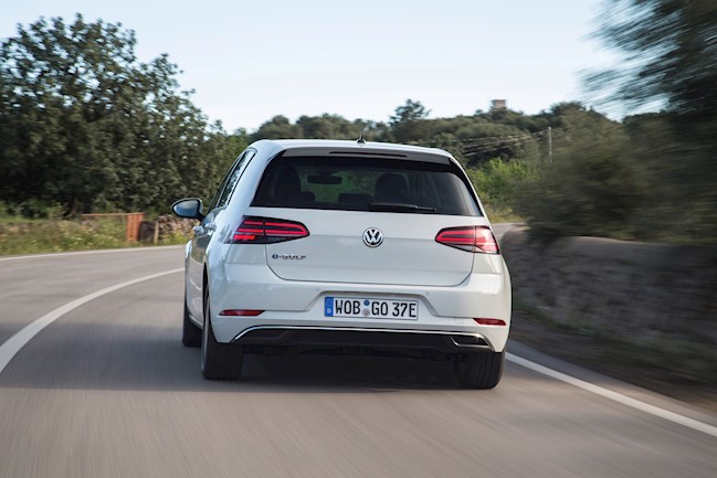 Volkswagen se asocia con Uber para ofrecer el Golf eléctrico a conductores de la plataforma en Berlín