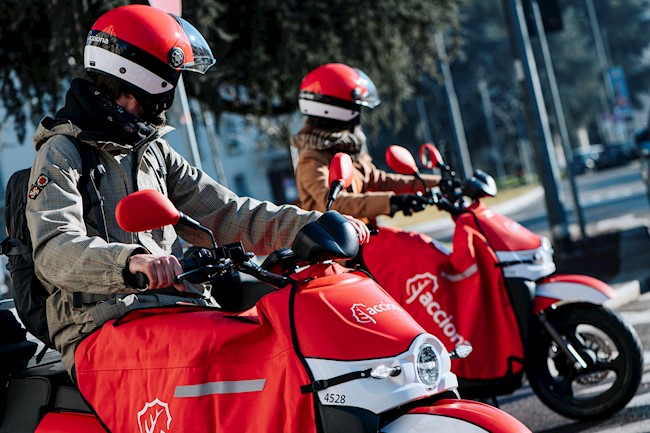Acciona lanza su servicio de motos eléctricas compartidas en Málaga