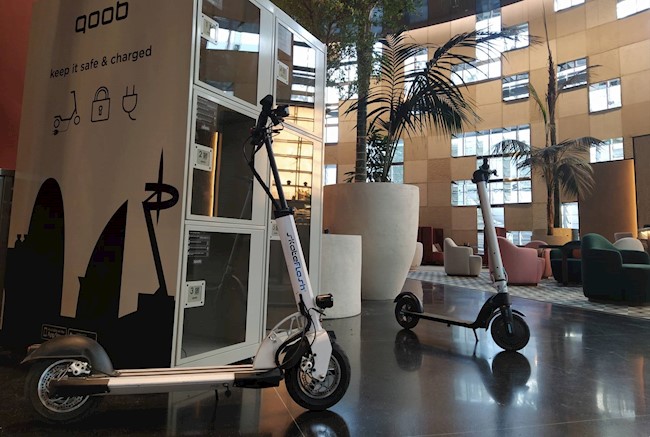 CBRE se alía con QOOB para instalar puntos de carga de patinetes eléctricos en sus instalaciones
