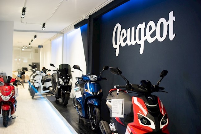 Peugeot Motocycles abre en Barcelona su primera 'flagship' urbana de España