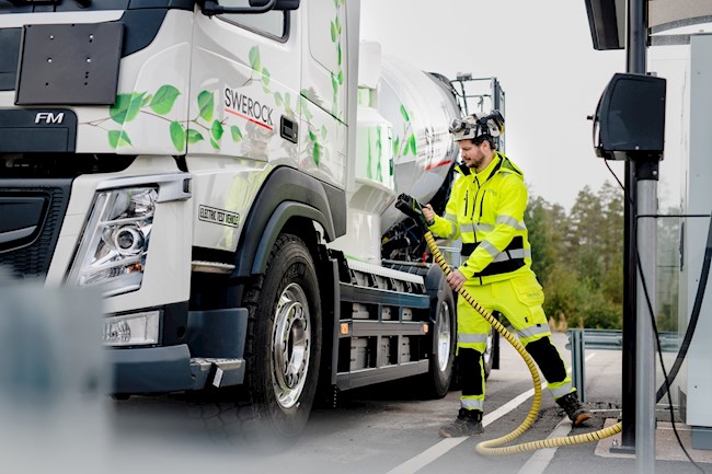 Volvo Trucks lanzará en 2021 tres camiones eléctricos con hasta 300 kilómetros de autonomía