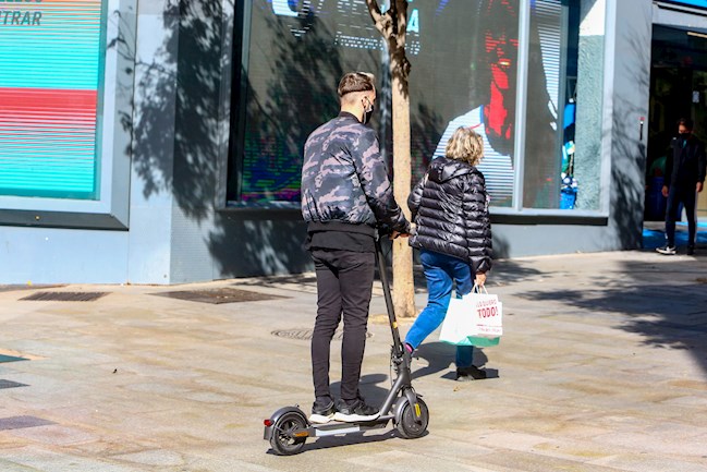 Pere Navarro (DGT) descarta implantar una prueba de aptitud para poder circular con patinete