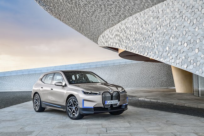 BMW se "reinventa" y muestra las primeras imágenes del iX, que llegará en 2021 con hasta 500 caballos