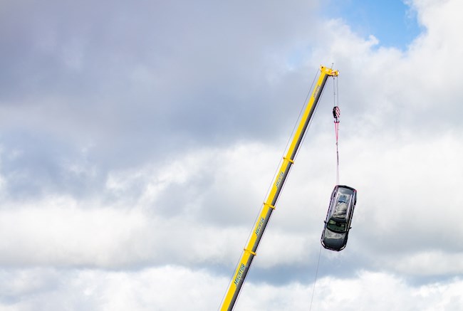 Volvo deja caer vehículos nuevos desde una altura de 30 metros para simular accidentes a gran velocidad