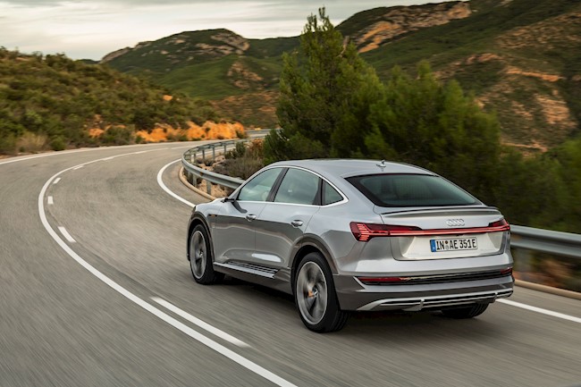 Audi duplica la potencia del cargador del e-tron y añade nuevos equipamientos a su modelo eléctrico