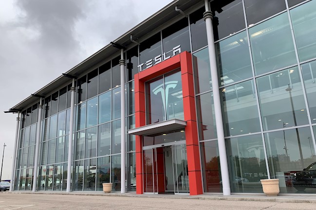 JPMorgan eleva el precio objetivo de Tesla, pero sigue considerado que está sobrevalorada