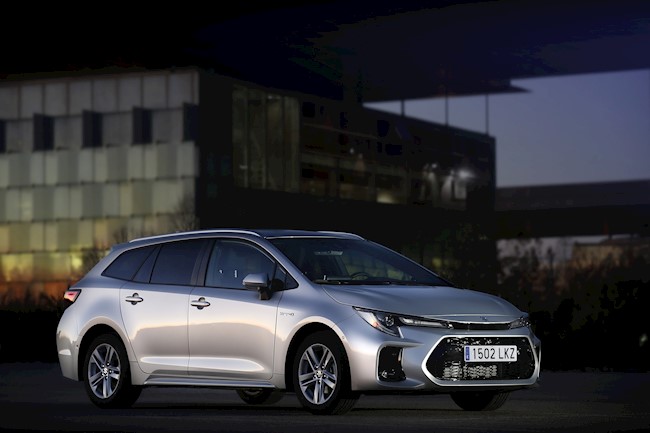 Suzuki lanza el nuevo Swace, un modelo híbrido nacido de su colaboración con Toyota