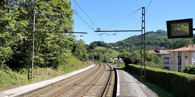 Anfac colabora con Adif para instalar puntos de recarga que aprovechen la energía producida por trenes