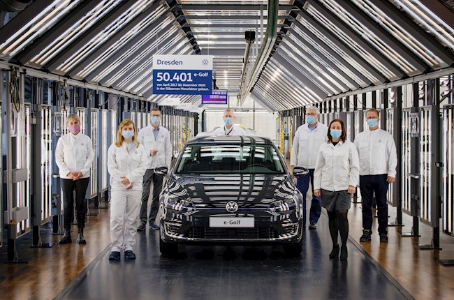 Volkswagen produce el último e-Golf en su fábrica de Dresden, que se prepara para ensamblar el ID.3