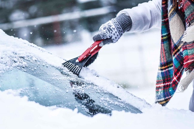 Llevar el móvil cargado, comida y una manta, entre los consejos para viajar en coche en invierno