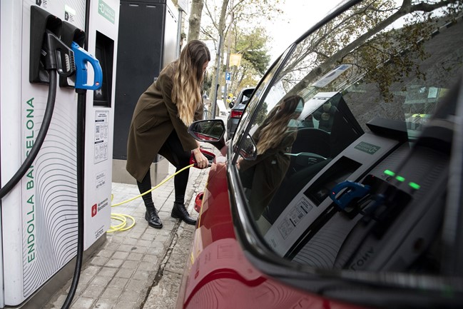 Los vehículos eléctricos pagarán para recargarse en los puntos públicos de Barcelona