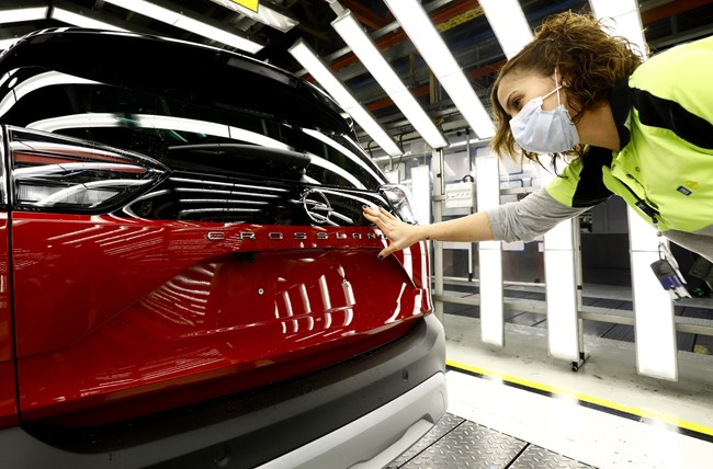 La producción de vehículos eléctricos en España se triplicó en 2020, con 55.992 unidades
