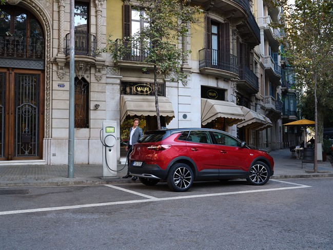 Opel permite a sus clientes probar su gama electrificada a domicilio