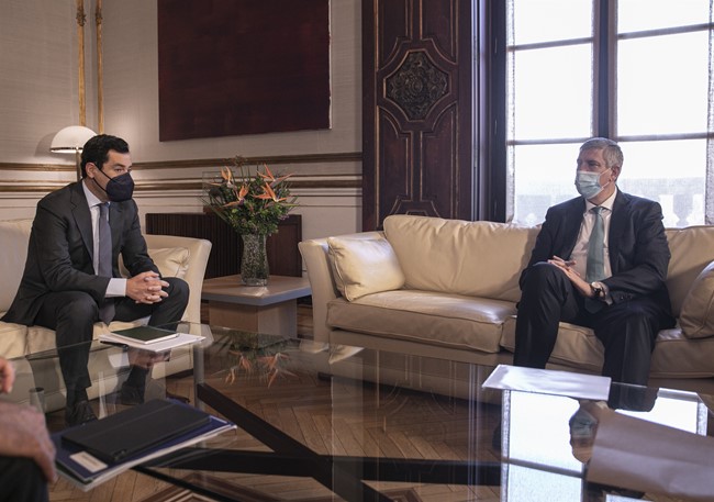Moreno espera "buenas noticias" en la planta de Sevilla y Renault señala "problemas de competitividad"