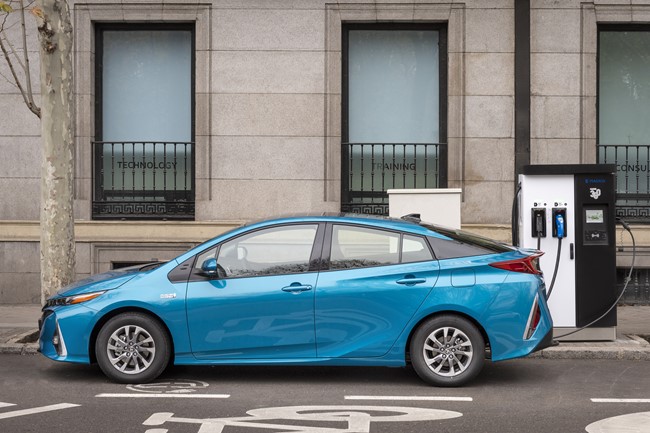 Toyota estrena en España el Prius híbrido enchufable, con 122 caballos y 45 kilómetros de autonomía