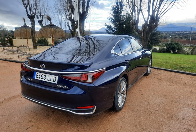 Lexus actualiza su gama ES 300h, ya disponible en España con retrovisores digitales
