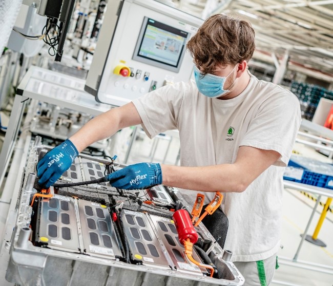 Skoda alcanza las 100.000 baterías para híbridos enchufables en su planta principal de República Checa