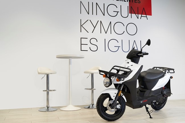 Kymco lanza en España su Agility Carry 50, con dos parrillas de carga para transportar hasta 25 kilos
