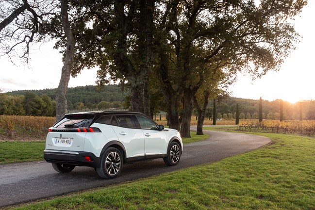 Peugeot calcula que su gama electrificada permite a sus clientes ahorrar más de 1.000 euros al año