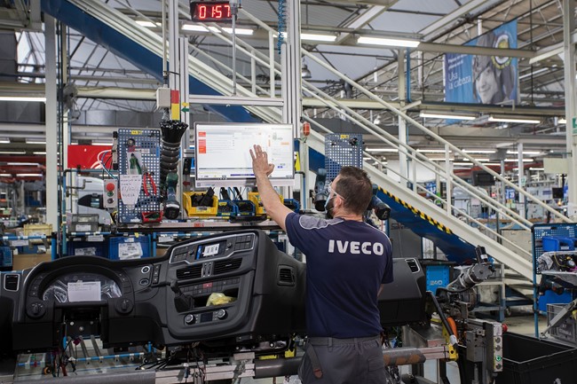 Iveco renueva su acuerdo con la Fundación Juan XXIII para la inclusión laboral en su fábrica de Madrid