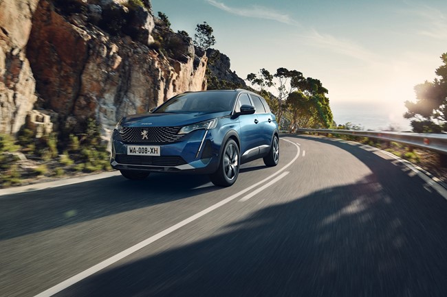 Los nuevos Peugeot 3008 y 5008 estrenan nuevo diseño exterior con frontal sin marco