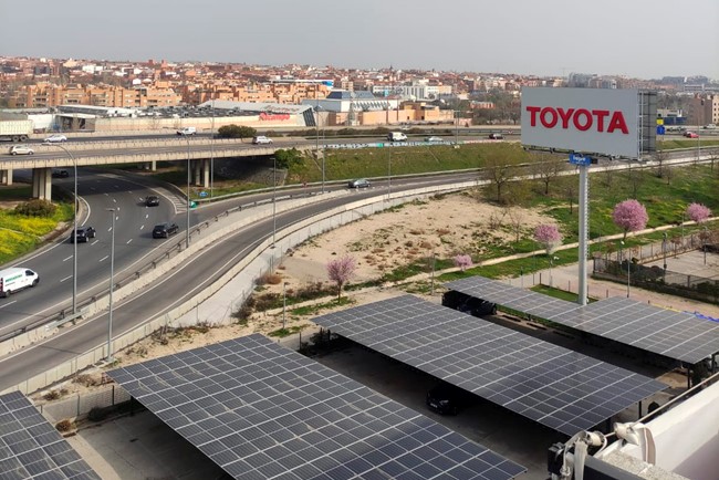 Toyota instala paneles solares en su sede para bajar su impacto ambiental en 55.000 kg de CO2 al año